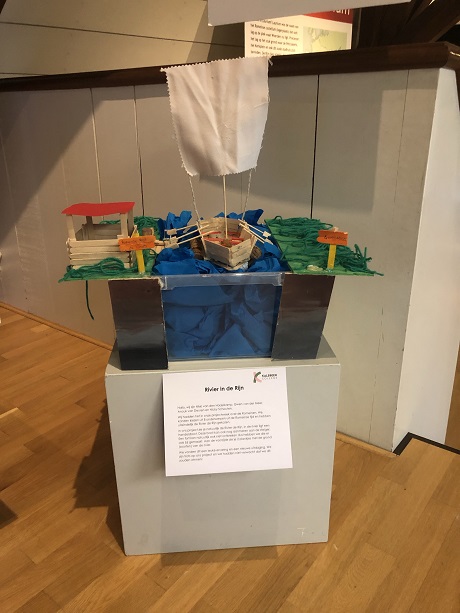 Model Romeins schip op de Rijn van leerlingen Kalsbeekcollege tijdelijk in het museum te zien